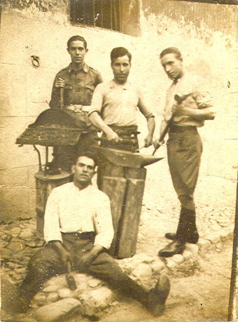 1930. Treballadors carboneria. Fons Francisco Aroca