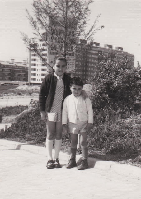 1973. Facu y Santi Martínez de la Concepción en la calle Juan Valera esquina Av. Marqués de Sant Mori. Fons: Facu Martinez