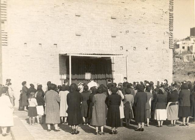 1955 Misses a l'exterior de la capella.